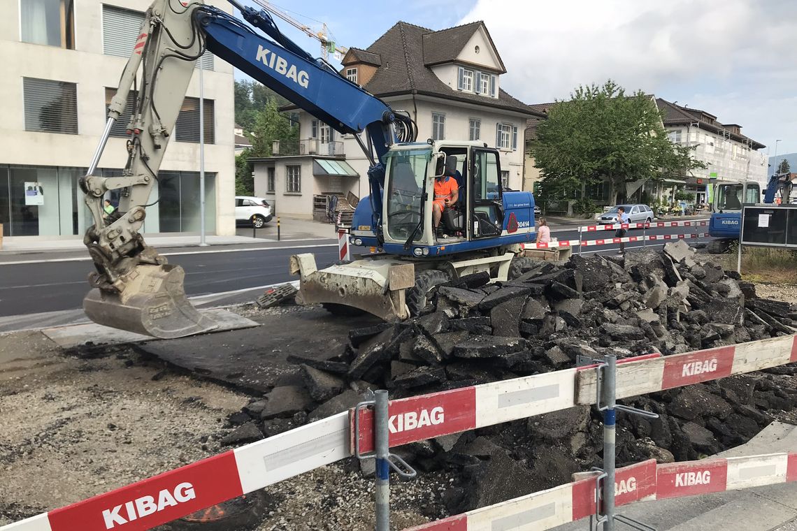 Bagger beim Beton aufreissen