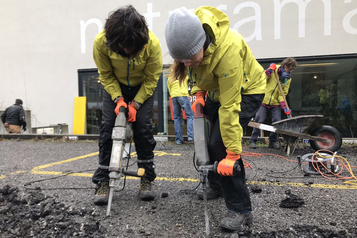 Zwei Menschen beim Asphalt aufbrechen