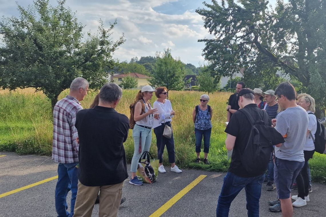 Mehrere Menschen auf Klimaspaziergang in Kaiseraugst