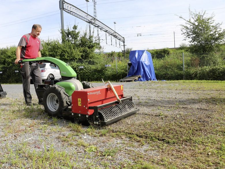 Maschinelle Unkrautbekämpfung auf Kies- und Mergelflächen Maschinelle Unkrautbekämpfung auf Kies- und Mergelflächen